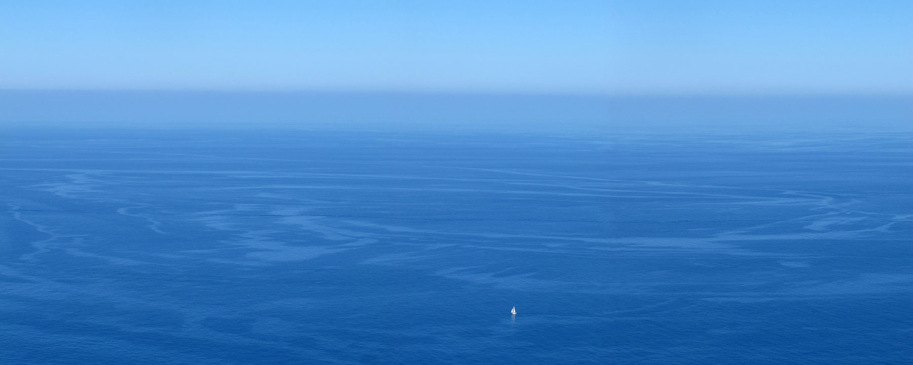 Eenzame zeilboot in de zee in Mallorca