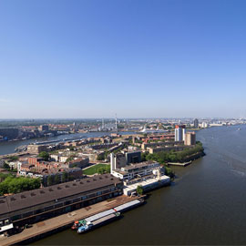 Uitzicht op de Nieuwe Waterweg te Rotterdam vanuit appartement