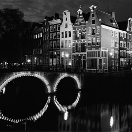 Avondopname van oud Amsterdam