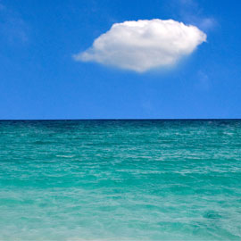 Eenzame wolk boven de Caraïbische Zee